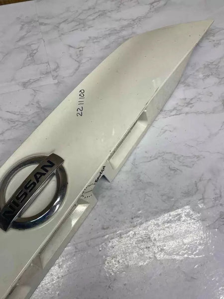17 18 19 20 21 22 NISSAN ROGUE SPORT PORTÓN TRASERO MALETERO LÁMPARA DE MATRÍCULA MOLDURA 908106MA0A