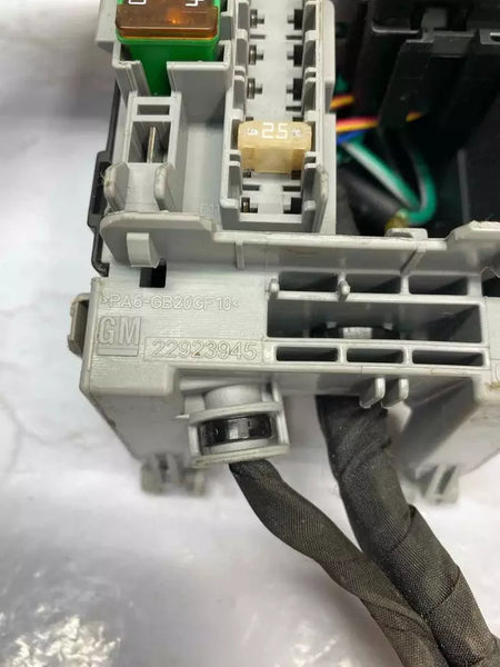 18 19 20 21 CHEVROLET EQUINOX CAJA DE CONEXIONES FUSIBLE RELÉ CONJUNTO TRASERO OEM 22923945
