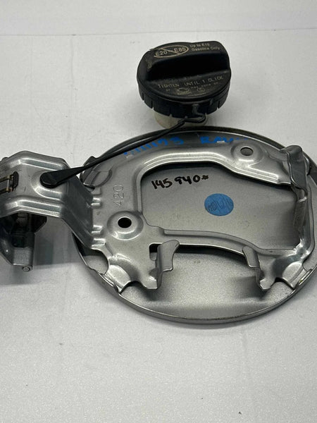 2013 TO 2018 TOYOTA RAV-4 FUEL TANK DOOR REAR GAS CAP LID SILVER OEM 7735042090 CANADA