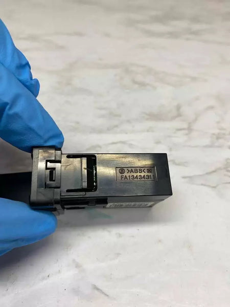 ADAPTADOR AUXILIAR DE AUDIO CON PUERTO USB PARA CONSOLA CENTRAL DE TOYOTA HIGHLANDER 2019 861900R010