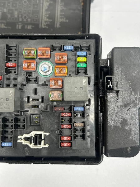 2018 CHEVROLET COLORADO ENGINE FUSE BOX RELAY BLOCK 2.5L ASSEMBLY OEM 84287539