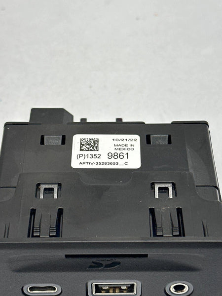 2023 CHEVY EQUINOX CENTER CONSOLE USB PORT CHARGER AUDIO AUXILIAR OEM 13529861