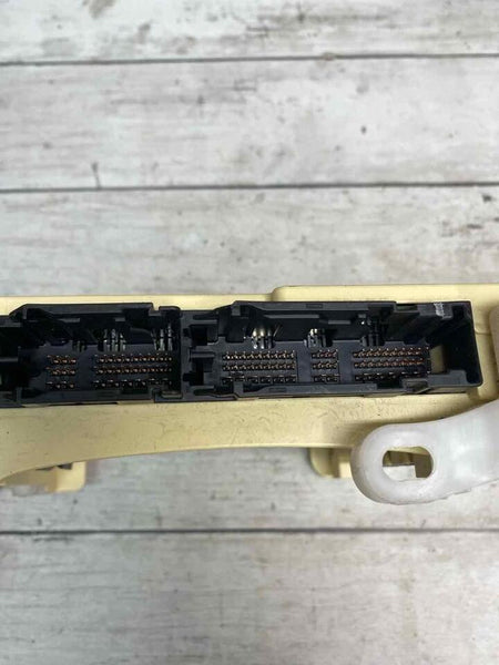 Caja de conexiones para Toyota Corolla 2021, relé y fusible, conjunto OEM 8273002N10