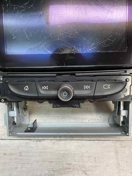 Receptor y control de pantalla de radio am fm 2022 para Chevy Traverse. OEM 86778044. La pantalla está rota, solo para repuestos.