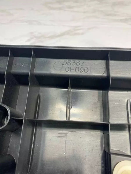 20 21 22 TOYOTA HIGHLANDER CERRADURA DEL MALETERO UMBRAL PLACA DE PROTECCIÓN MOLDEADA OEM 583870E090
