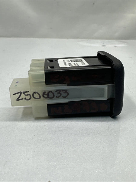 2018 TO 2023 CHEVROLET EQUINOX CENTER CONSOLE DUAL PORT CHARGER ASSY OEM 13539082