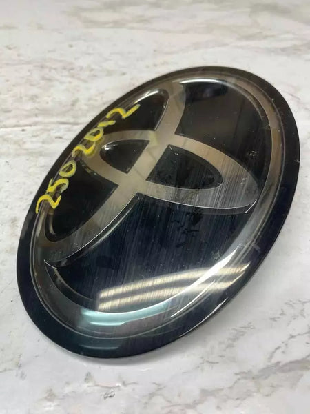 2023 TOYOTA COROLLA CROSS EMBLEM FRONT GRILLE OEM 9097502160 HAS 3 TABS BROKEN