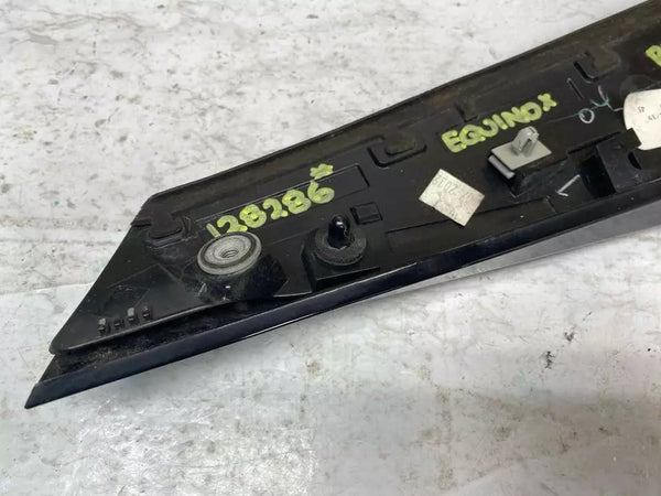 18 19 20 21 22 23 CHEVROLET EQUINOX MOLDURA DE APLIQUE DEL LADO DERECHO DEL PORTON TRASERO OEM 84214228