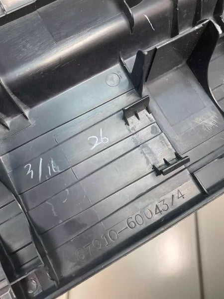 2010 a 2023 TOYOTA 4RUNNER CUBIERTA DE MOLDURA DE UMBRAL DE PUERTA LADO DERECHO OEM 6791060040