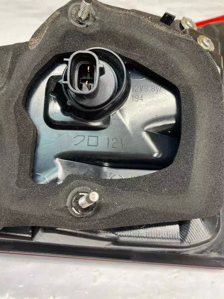 17 18 19 NISSAN ROGUE SPORT LUZ TRASERA LADO IZQUIERDO MONTADA EN PUERTA ELEVADORA OEM 265556MA5A