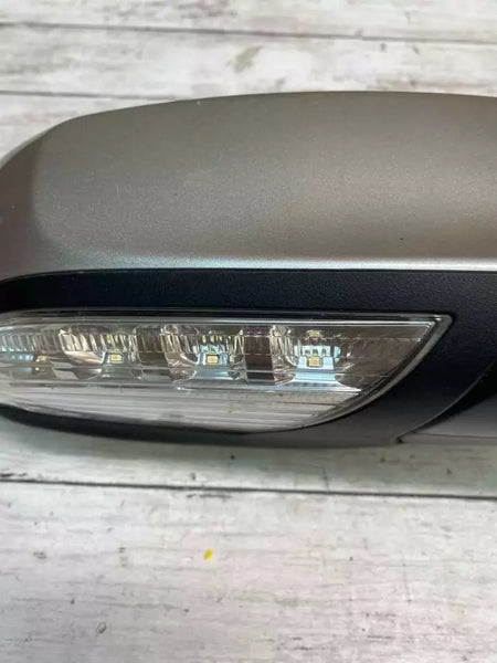 Buick Lacrosse door mirror 13 to 16 right silver turn signal is broken 22857615