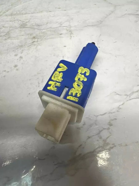 16 17 18 19 20 HONDA HRV INTERRUPTOR DE PEDAL DE FRENO SENSOR DE LUZ DE FRENO BOTÓN ASSY OEM M49351