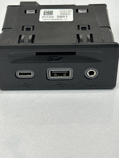 2023 CHEVY EQUINOX CENTER CONSOLE USB PORT CHARGER AUDIO AUXILIAR OEM 13529861