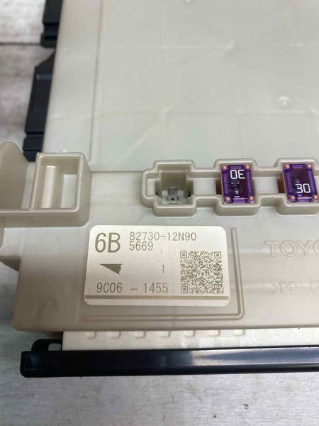 Relé fusible de cabina para caja de conexiones Toyota Corolla (2020-2023) OEM 8273012N90