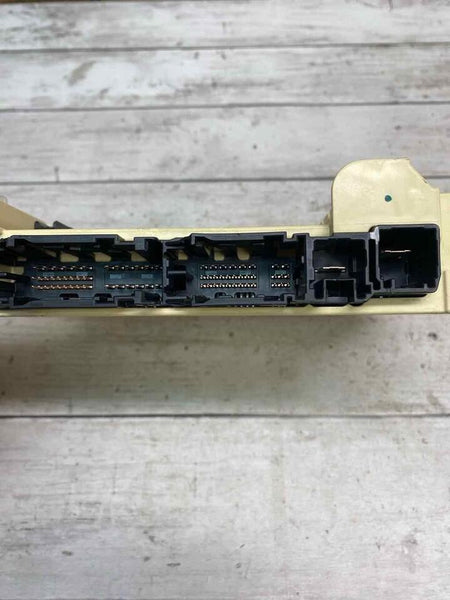 Caja de conexiones para Toyota Corolla 2021, relé y fusible, conjunto OEM 8273002N10