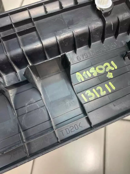 2010 a 2023 TOYOTA 4RUNNER CUBIERTA DE MOLDURA DE UMBRAL DE PUERTA LADO DERECHO OEM 6791060040