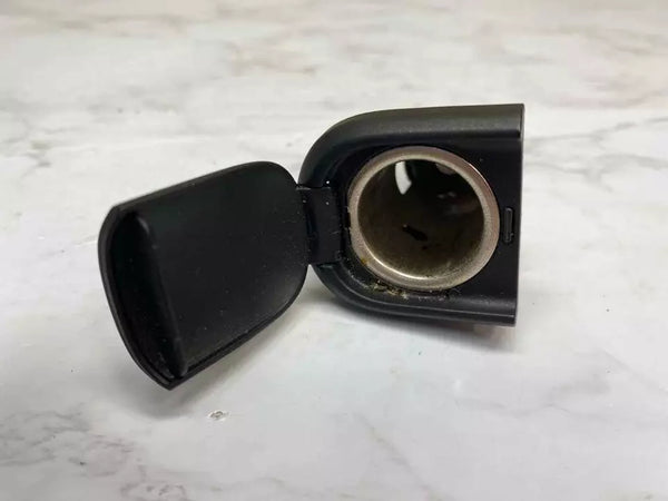 19 20 21 22 23 CONJUNTO DE TOMA DE CORRIENTE DE 12 V DE LA CONSOLA CENTRAL DEL KIA FORTE OEM