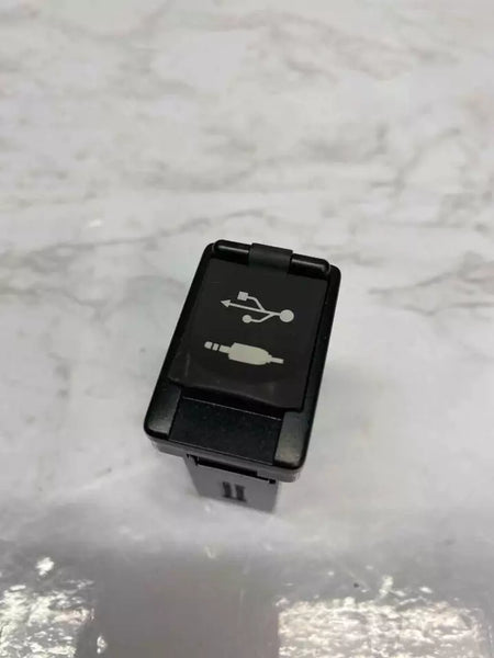ADAPTADOR AUXILIAR DE AUDIO CON PUERTO USB PARA CONSOLA CENTRAL DE TOYOTA HIGHLANDER 2019 861900R010