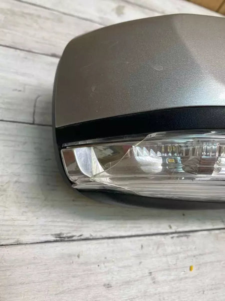 Buick Lacrosse door mirror 13 to 16 right silver turn signal is broken 22857615