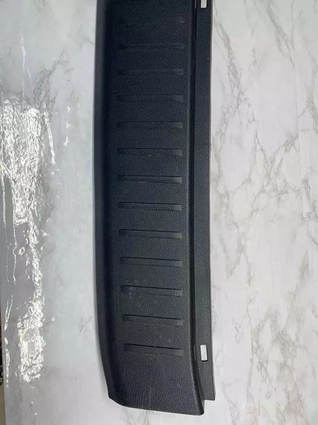 20 21 22 TOYOTA HIGHLANDER CERRADURA DEL MALETERO UMBRAL PLACA DE PROTECCIÓN MOLDEADA OEM 583870E090