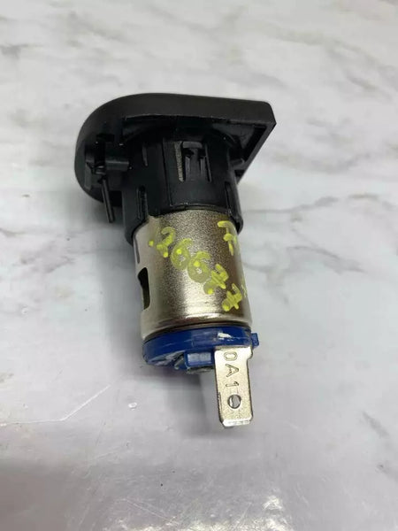 19 20 21 22 23 CONJUNTO DE TOMA DE CORRIENTE DE 12 V DE LA CONSOLA CENTRAL DEL KIA FORTE OEM