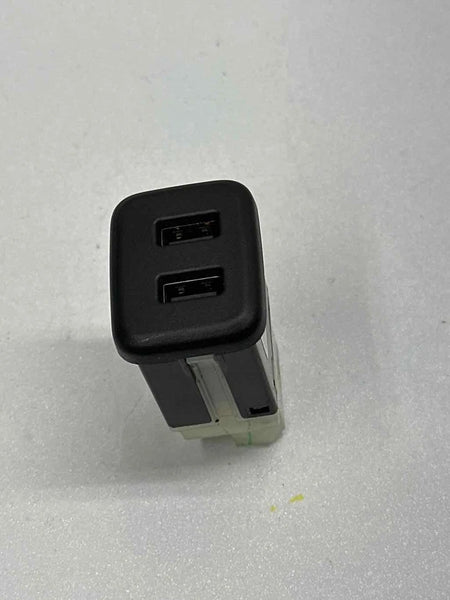2018 TO 2024 CHEVROLET EQUINOX CENTER CONSOLE DUAL PORT CHARGER ASSY OEM 13509945