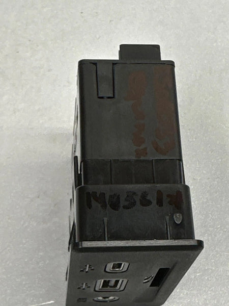 2023 CHEVY EQUINOX CENTER CONSOLE USB PORT CHARGER AUDIO AUXILIAR OEM 13529861