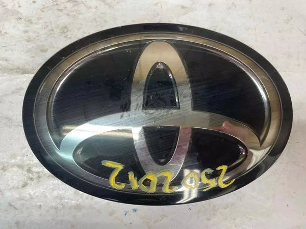 2023 TOYOTA COROLLA CROSS EMBLEM FRONT GRILLE OEM 9097502160 HAS 3 TABS BROKEN