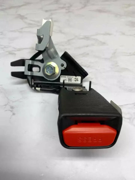 20 21 22 23 MAZDA CX-30 CINTURÓN DE SEGURIDAD TRASERO HEBILLA DEL CINTURÓN DE SEGURIDAD LADO IZQUIERDO CONJUNTO OEM