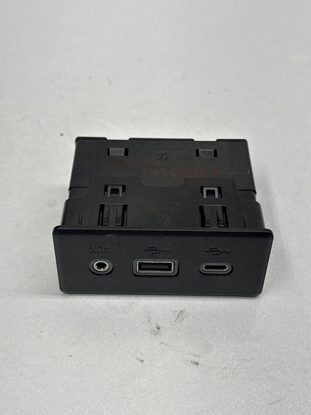 2024 CHEVROLET EQUINOX CENTER CONSOLE USB PORT CHARGER & AUXILIAR AUDIO 13529865