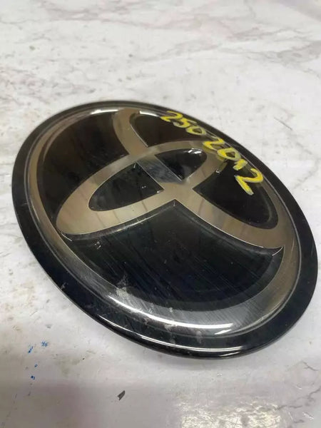 2023 TOYOTA COROLLA CROSS EMBLEM FRONT GRILLE OEM 9097502160 HAS 3 TABS BROKEN