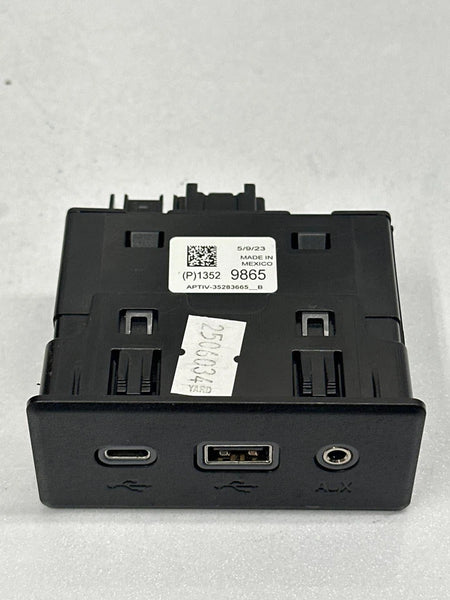 2024 CHEVROLET EQUINOX CENTER CONSOLE USB PORT CHARGER & AUXILIAR AUDIO 13529865