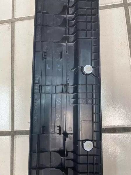 2010 a 2023 TOYOTA 4RUNNER CUBIERTA DE MOLDURA DE UMBRAL DE PUERTA LADO DERECHO OEM 6791060040