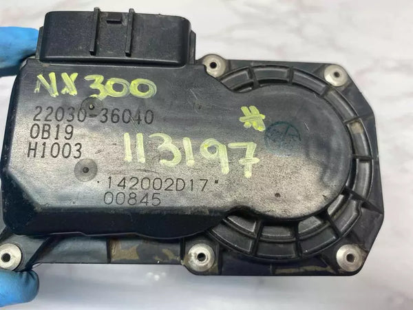 18 19 20 21 LEXUS NX300 CUERPO DEL ACELERADOR CONJUNTO DE VÁLVULA DEL CUERPO DEL ACELERADOR OEM 2203036040