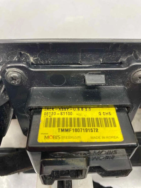 2019 HYUNDAI SANTA FE CENTER CONSOLE USB PORT CHARGER AUXILIAR AUDIO 96120S1100