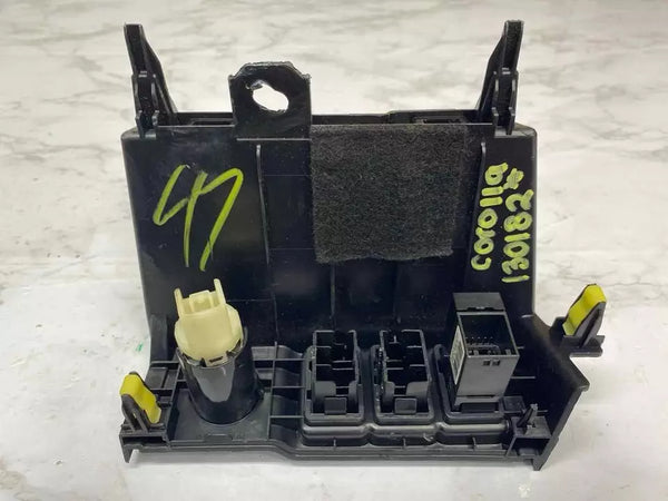 14 15 16 17 18 19 TOYOTA COROLLA CENTER CONSOLE USB PORT & JACK AUDIO ADAPTOR OEM 861900R010