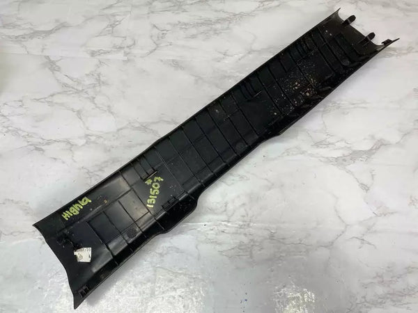 2022 23 24 TOYOTA HIGHLANDER GUARNIÇÃO DA PLACA DE AMARRAÇÃO DA PORTA DIANTEIRA LADO DIREITO OEM 679130E1000