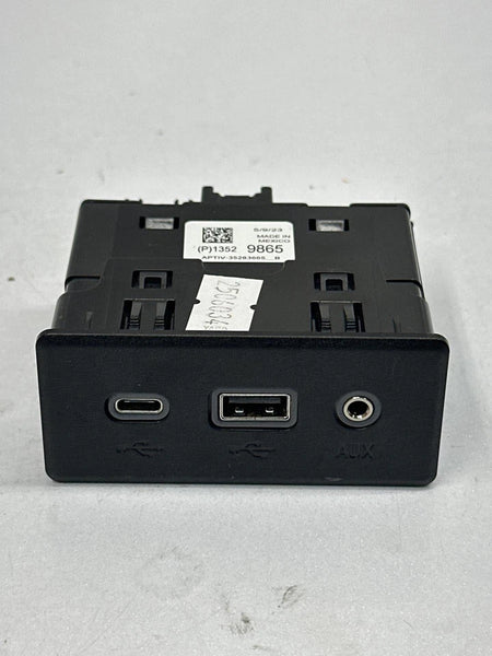 2024 CHEVROLET EQUINOX CENTER CONSOLE USB PORT CHARGER & AUXILIAR AUDIO 13529865