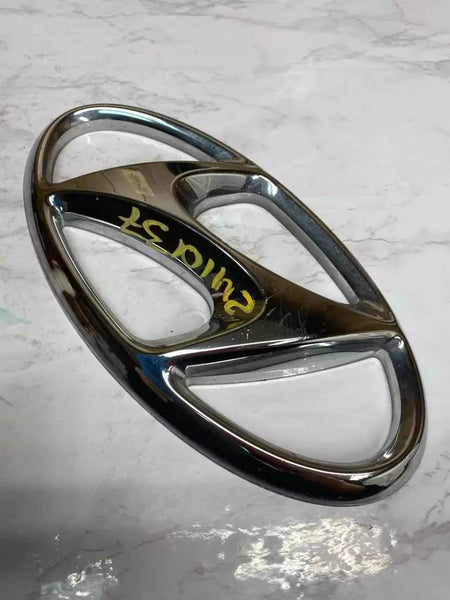 2018 HYUNDAI SANTA FE EMBLEMA DE LA PARRILLA EMBLEMA DE LA PARRILLA DELANTERA CONJUNTO DE ADORNO OEM