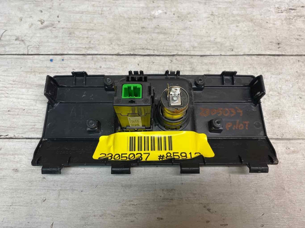 Honda Pilot usb port power outlet 2018 2020 assy OEM 39113THRA10