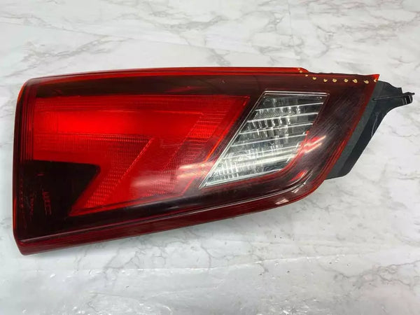 17 18 19 NISSAN ROGUE SPORT LUZ TRASERA LADO IZQUIERDO MONTADA EN PUERTA ELEVADORA OEM 265556MA5A
