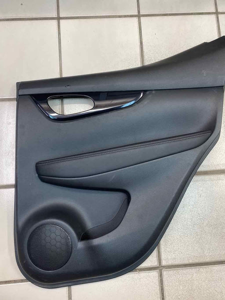 Moldura de panel de puerta trasera derecha para Nissan Rogue Sport 17-19, color negro, OEM 829006MA0B