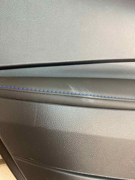 21 TOYOTA COROLLA SE PANEL DE MOLDURA DE PUERTA TRASERA IZQUIERDA CON COSTURAS AZULES NEGRAS 6764012R60C3