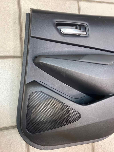 20 21 22 TOYOTA COROLLA MOLDURA DEL PANEL DE LA PUERTA TRASERA DERECHA DE CUERO NEGRO OEM 6763012R60C3