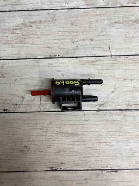 Válvula de control de purga del sistema de emisiones de combustible para Chevy Malibu 2017 OEM 12632174
