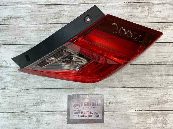 2016 2019 HONDA CIVIC PASSENGER SIDE TAIL LIGHT *HAS A SMALL CHIP BROKEN 33500TBAA01