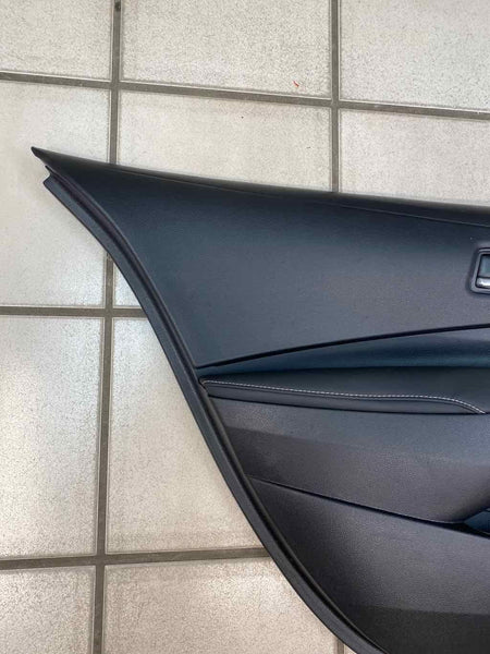 20 21 22 TOYOTA COROLLA MOLDURA DEL PANEL DE LA PUERTA TRASERA IZQUIERDA CUERO NEGRO OEM 6764012R60C3
