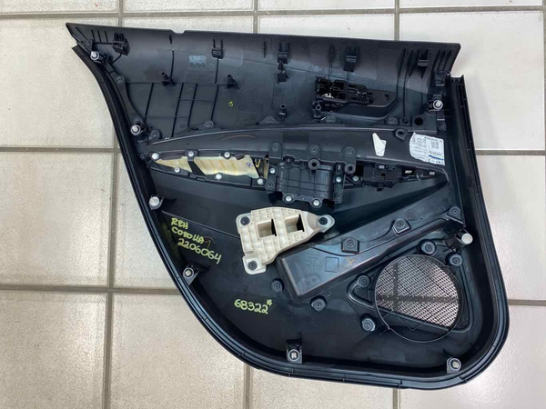 20 21 22 TOYOTA COROLLA MOLDURA DEL PANEL DE LA PUERTA TRASERA DERECHA DE CUERO NEGRO OEM 6763012R60C3