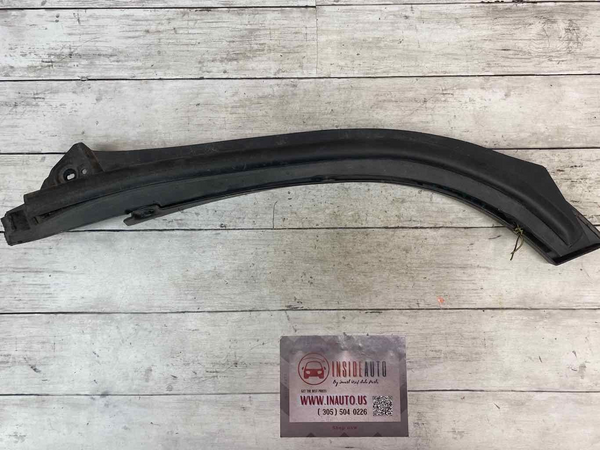 El guardabarros trasero derecho de Toyota Highlander 2020 tiene rayones. OEM 750770E040 RH