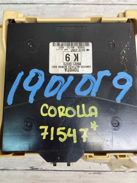 Módulo de control del relé de fusibles del Toyota Corolla 2016 OEM 8922102370 8273002F42
